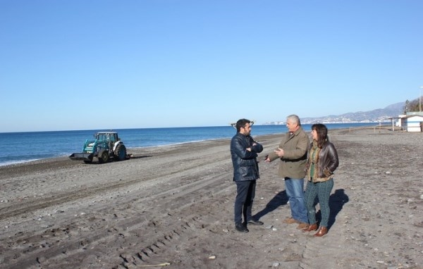 Un dispositivo especial trabaja intensamente en las playas motrileñas para que estén listas en Semana Santa
