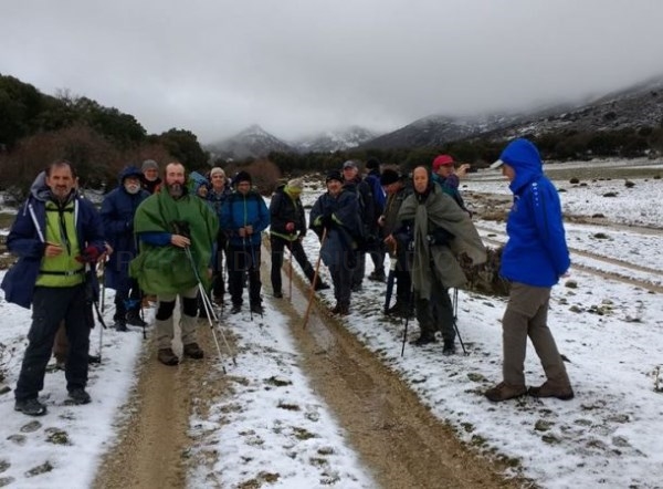 Una treintena de senderistas sexitanos realizaron una ruta entre nieve y sol