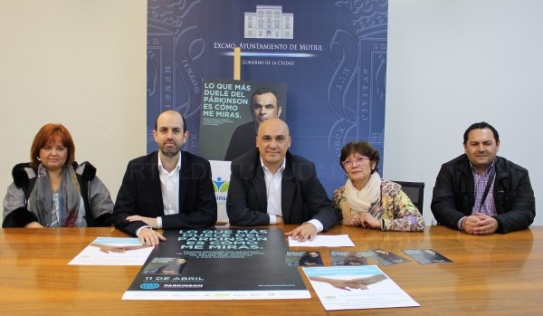 Motril se suma a los actos del Día Mundial del Párkinson bajo el lema ‘Lo que más duele del Párkinson es cómo me miras’
