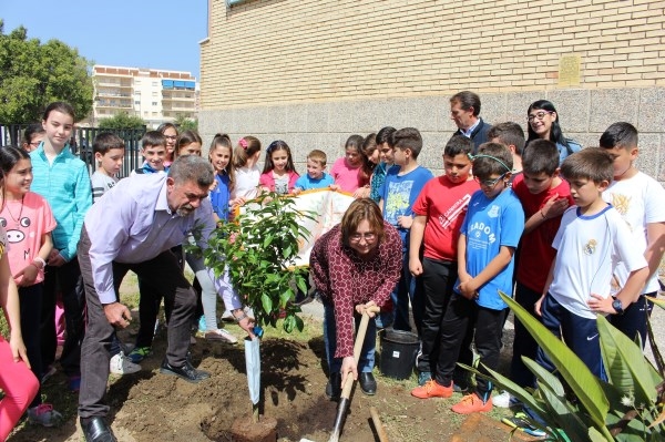 El CEIP Francisco Mejías reivindica la figura de la mujer en la sociedad y en la cultura a través de la plantación del Naranjo de la Igualdad