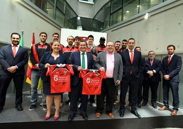El presidente de Diputación recibe a la plantilla del CB Granada