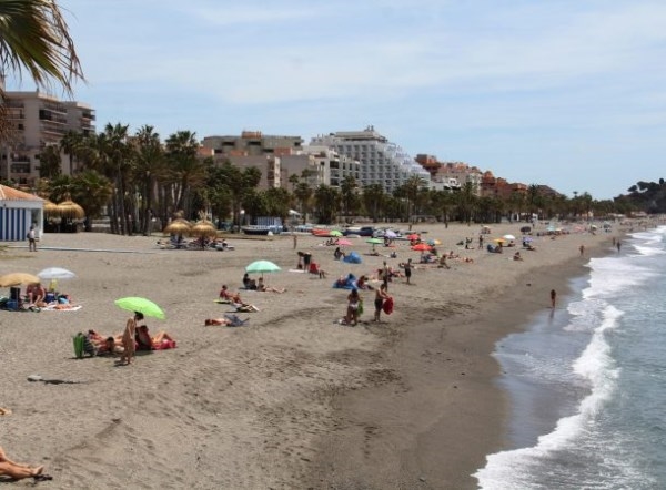 Las playas de Almuñécar y La Herradura se animan este domingo ante el buen tiempo
