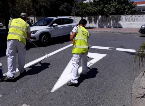Almuñécar lleva a cabo una campaña de pintado de la señalización vial