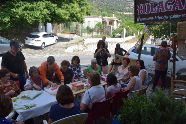 La Alpujarra conjuga filosofía slow y artesanía en el día Mundial de Tejer en Público
