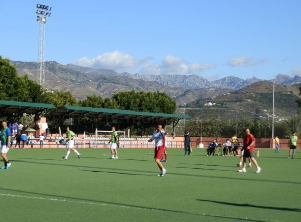 Almuñécar sustituirá en el mes de julio el césped artificial del campo de fútbol “Río Verde”