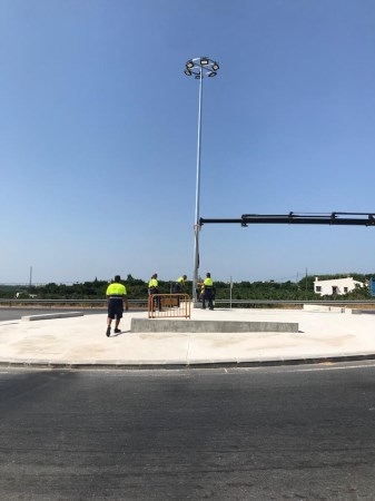 LA ROTONDA DE LOBRES MEJORA SU SEGURIDAD CON LA INSTALACIÓN DE  ILUMINACIÓN