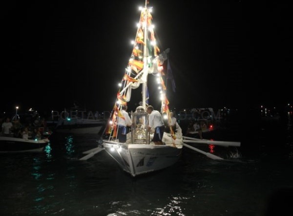 Almuñécar puso el broche apoteósico a sus fiestas patronales con la procesión marítimo-terrestre y los fuegos artificiales