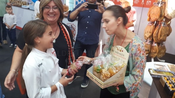 El stand de la Diputación en Fermasa ofrece un showcooking con la ganadora de Masterchef Junior 5