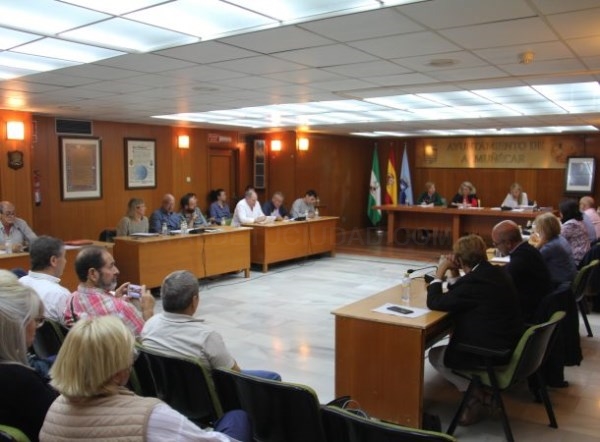 El pleno municipal se opone a la demolición de la pista deportiva en la playa de La Herradura