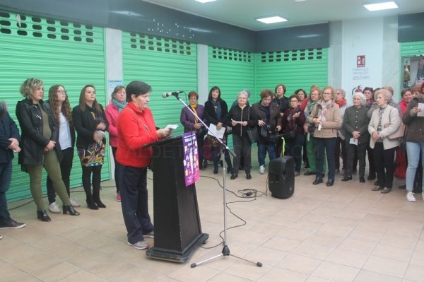 EL MERCADO MUNICIPAL DE LA VILLA ACOGE UNA LECTURA CONTINUADA CONTRA LA VIOLENCIA DE GÉNERO