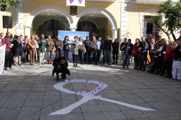 Alumnos de Almuñécar depositan velas con los nombres de las víctimas asesinadas por la violencia de género este año