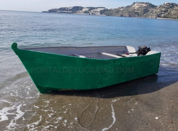 Una patera con 15 inmigrantes magrebíes llega a la playa de San Cristóbal de Almuñécar