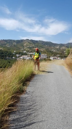 Almuñécar continua con el desbroce y limpieza de caminos rurales