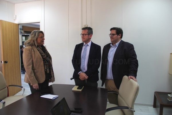 Trinidad Herrera traslada al delegado de Turismo las necesidades de Almuñécar