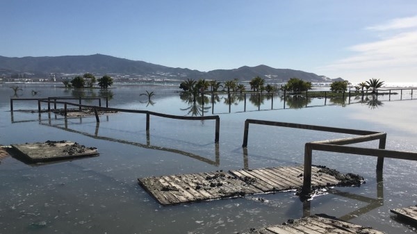 La Playa de Poniente no puede quedar inundada cada vez que el mar se levanta. Necesitamos soluciones ya.