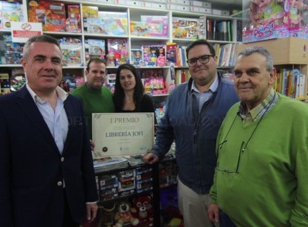 Librería Jofi gana el concurso de escaparates de Semana Santa con varias recreaciones de cortejos procesionales de Almuñécar