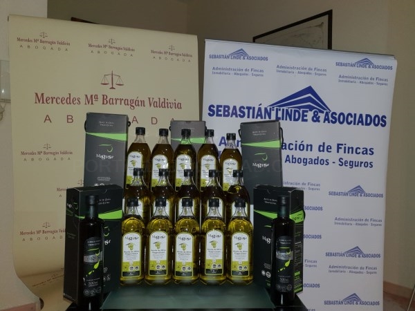 La empresa motrileña Sebastián Linde y Asociados ha donado un gran lote de aceite de oliva virgen extra a la familia de la pequeña Jimena Estévez