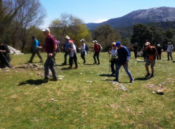 Medio centenar de senderistas de Almuñécar recorrieron parte de la Sierra de Arana y Huétor
