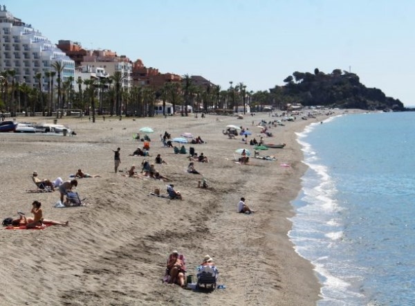 Las playas de Almuñécar y La Herradura reciben los primeros bañistas