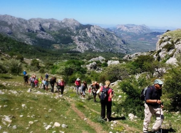 Una treintena de senderistas sexitanos recorrieron parte de la gran senda de Málaga entre Villanueva del Rosario y Alfarnate