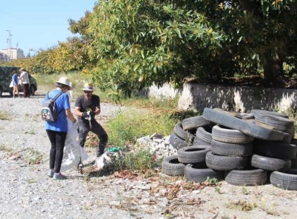 Voluntarios recogen unos 1700 kilos de residuos del cauce de Río Verde de Almuñécar