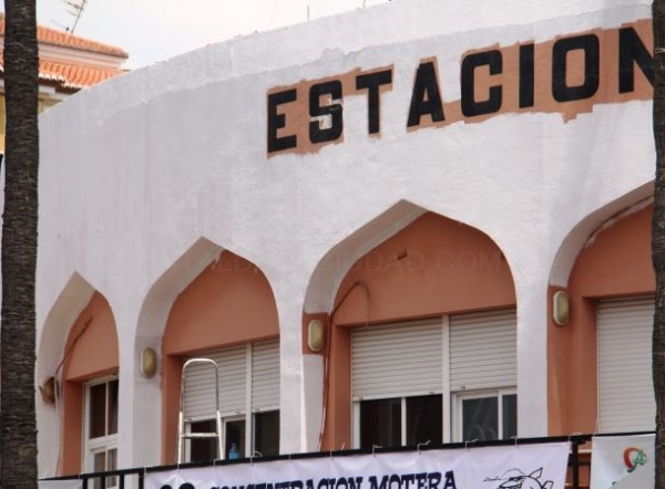 Arrancan los trabajos de pintura de la Estación de Autobuses y Jefatura Policía Local de Almuñécar