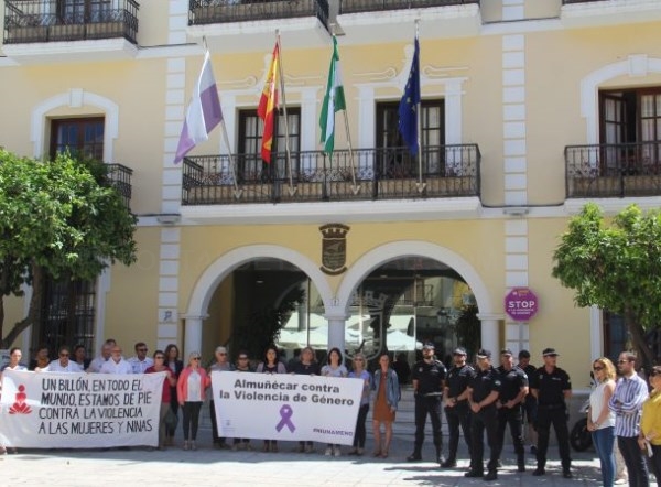 Almuñécar ha guardado este miércoles cinco minutos de silencio por las víctimas de Violencia de Género