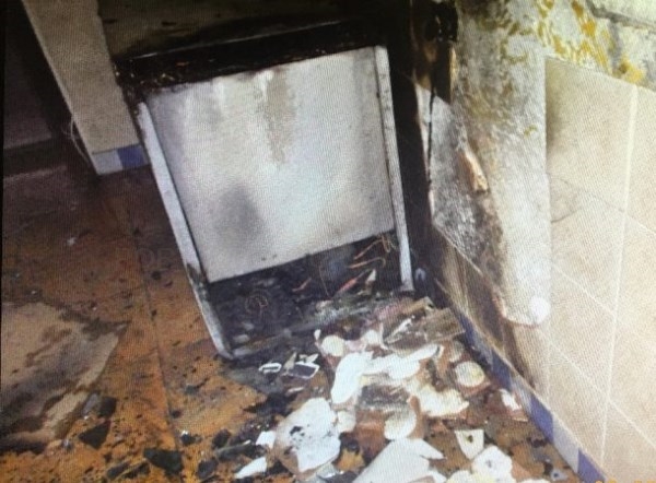 Bomberos de Almuñécar sofocan el incendio en un bar de la Plaza Kelibia por sobrecarga de un enchufe en un congelador