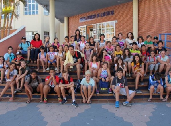 Los ganadores del certamen ‘Un día sin humos’ reciben un curso de buceo de premio