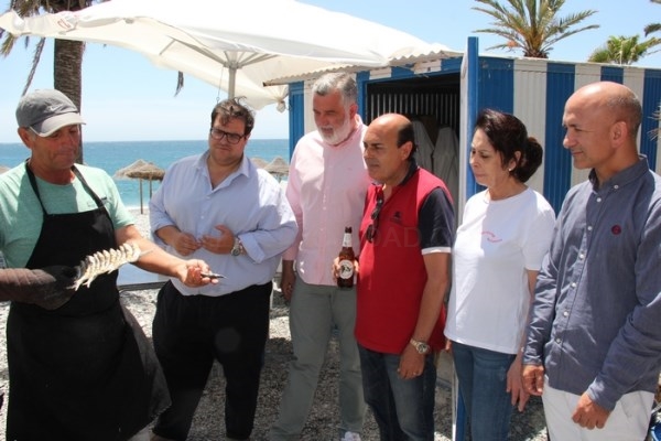 Los chiringuitos de Almuñécar y La Herradura ofrecen deliciosos espetos de sardinas como plato típico de nuestras playas.