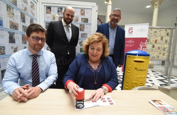 La fachada de Condes de Gabia ilustra un sello y una tarjeta postal de Correos