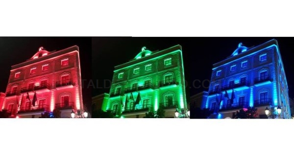 El Ayuntamiento de Almuñécar se ilumina arcoíris la noche del orgullo LGTBI