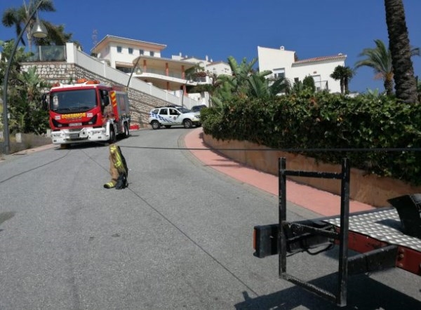 Los Bomberos y Policía Local de Almuñécar rescatan a dos hombres en una grúa pluma que amenazaba con caer por la inclinación de la misma