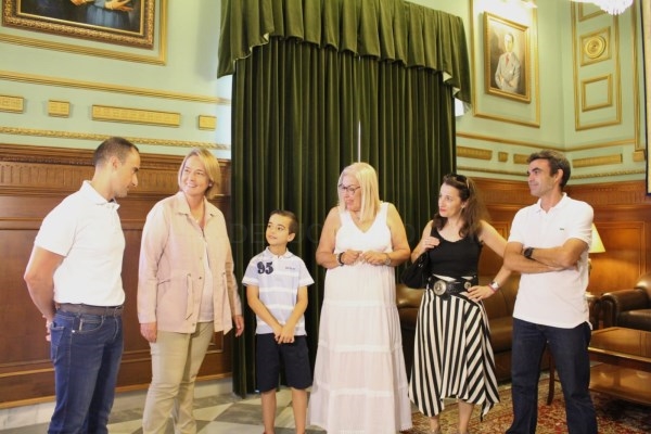 El Ayuntamiento reconoce el éxito del campeón de España benjamín de tenis de mesa individual y por equipos