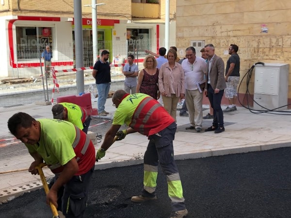 La alcaldesa visita las obras de la calle Ancha que entran en su última fase de ejecución con el asfaltado de la vía