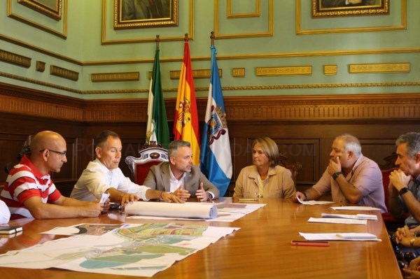 El Ayuntamiento pedirá a Costas espacio público para habilitar aparcamientos en la Playa de Poniente