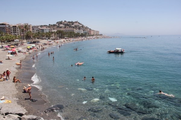 La calidad del agua en las playas de Almuñécar y La Herradura es apta el baño