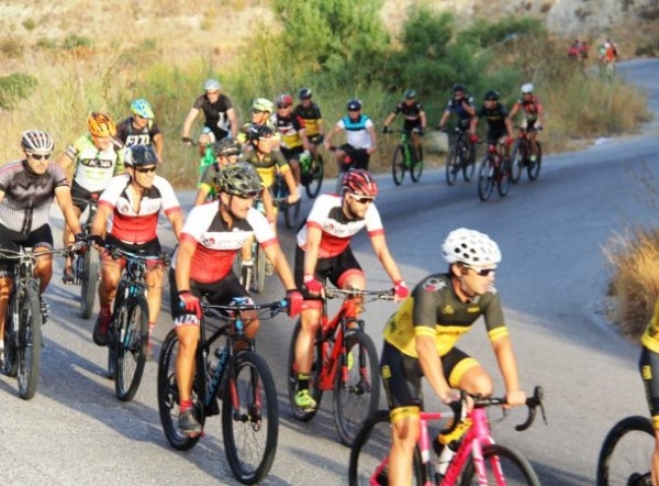 Un centenar de ciclistas de La Herradura y Almuñécar participaron en la II Subida cicloturista a Peña Escrita