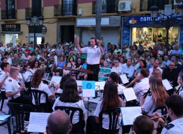 La Banda Municipal de Música de Almuñécar ofreció un brillante concierto y rindió homenaje al Alcalde que la creó al celebrar el 45º Aniversario