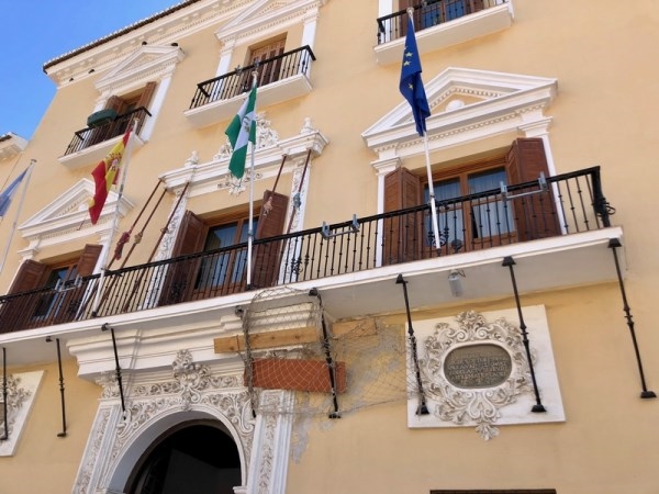 El Ayuntamiento contrata las obras de rehabilitación de la fachada de la casa consistorial en la Plaza de España