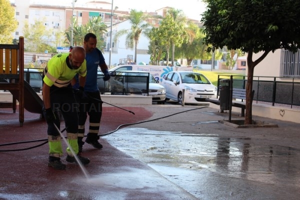 El Ayuntamiento continua el plan  de choque para limpiar en profundidad los barrios de Motril