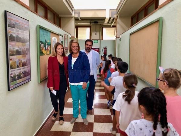 La alcaldesa inaugura el nuevo curso escolar en el que se han invertido más de 45.000 euros en mejoras de los colegios