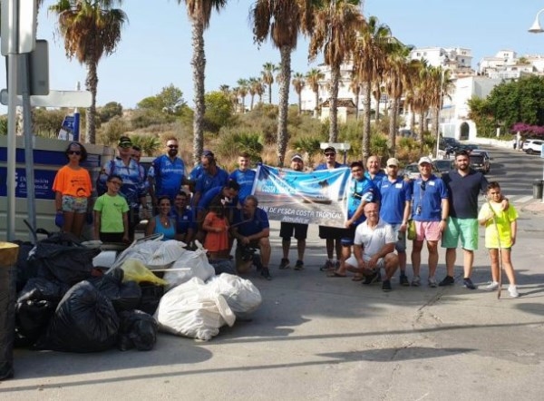Los clubes de pesca en kayak Costa Tropical de Almuñécar y Rincón de Gójar retiran decenas de bolsas de basura de la playa, el mar y acantilados de la
