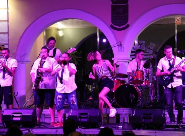 El Festival Local Rock Almuñécar animó la noche sexitana con tres bandas en la plaza de la Constitución