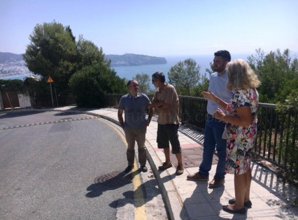 El edil de Urbanismo de Almuñécar Javier García visita la urbanización Cármenes del Mar para reunirse con los vecinos y conocer sobre el terreno la pe