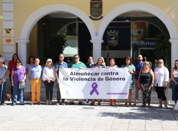 Almuñécar ha guardado este miércoles cinco minutos de silencio por las víctimas de Violencia de Género