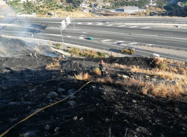 Los Bomberos de Almuñécar sofocaron ayer un incendio que requirió hasta dos actuaciones