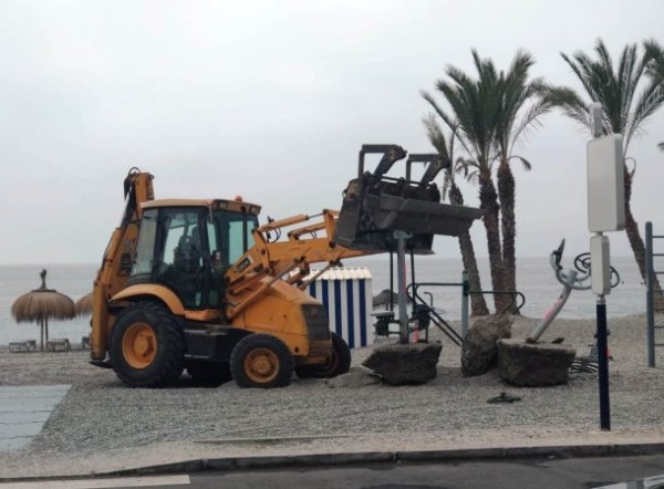 El Ayuntamiento de Almuñécar inicia la mejora de los parques biosaludables de las playas