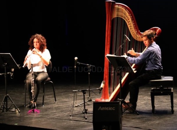 Unos 650 alumnos de Primaria y Secundaria de Almuñécar y La Herradura han asistido hoy al Concierto Didáctico que ha ofrecido el Dúo Lingua de oboe y