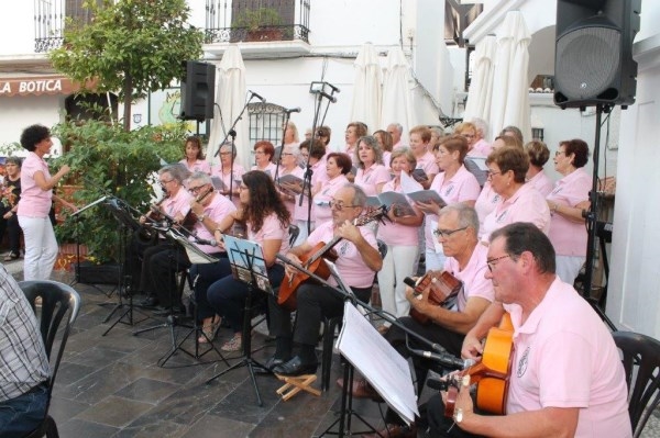 Con el tradicional homenaje a los mayores se inician en Salobreña las Fiestas del Rosario